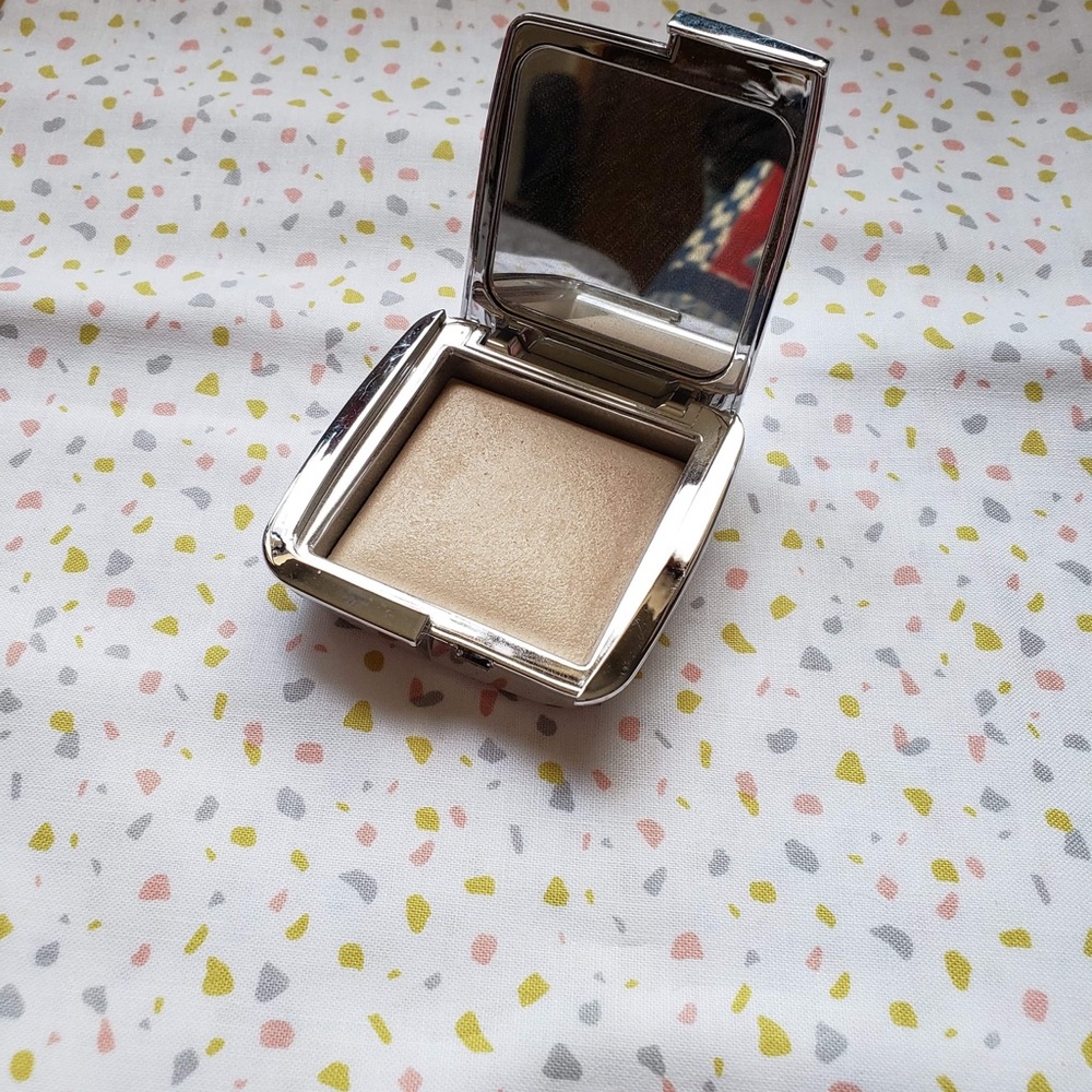 Hourglass Ambient Brilliant Strobe Light powder